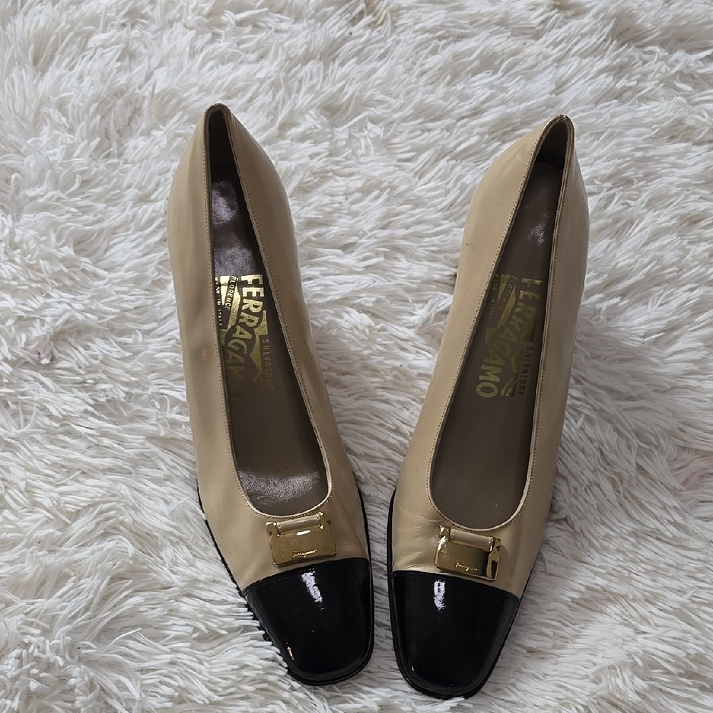 Vintage Salvatore Ferragamo Women's Beige and Black Pumps